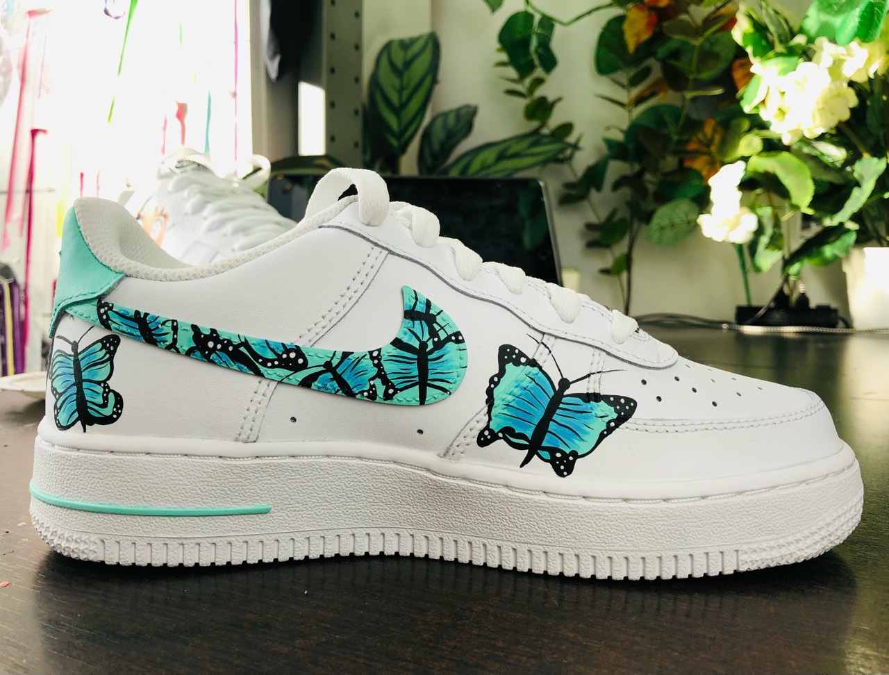 Papillons en turquoise airforce 1 baskets custom Custom Sneakers